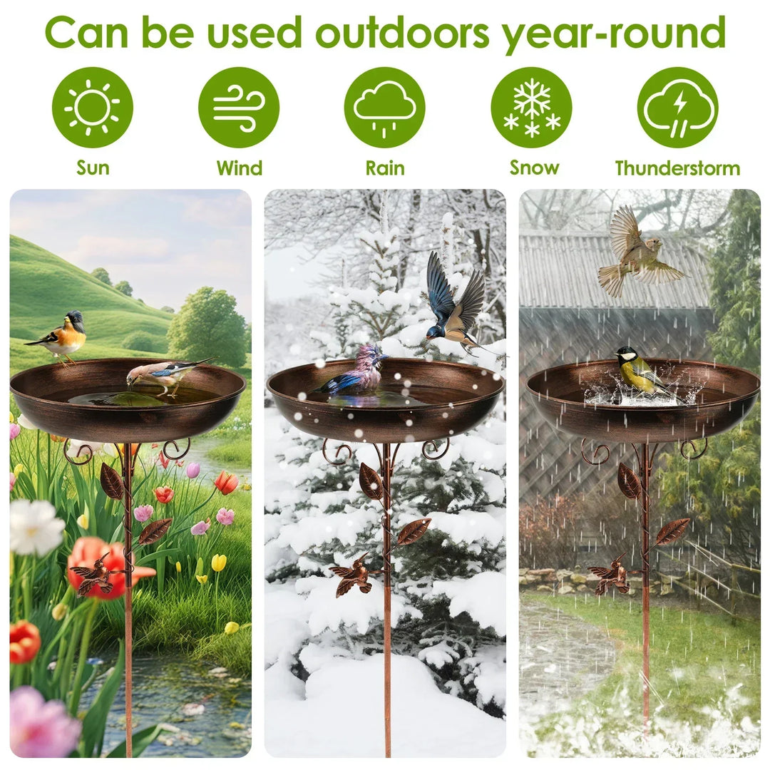 Aufgestelltes robustes Metall-Vogelbad mit Ständer, eine stabile Wasserstation für Wildvögel im Garten.