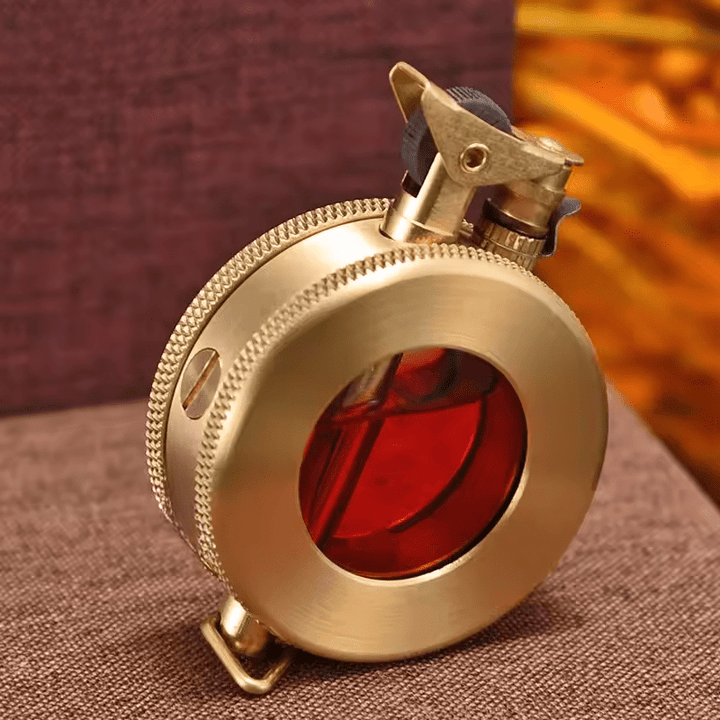 Elegantes Vintage Sturmfeuerzeug aus Metall, nachfüllbar. Robustes, windfestes Retro-Feuerzeug für jeden Anlass.