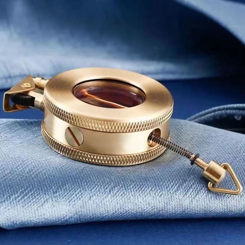 Vintage Sturmfeuerzeug, nachfüllbar, aus gebürstetem Metall. Robustes, windfestes Retro-Feuerzeug als stilvolles Unisex-Geschenk.