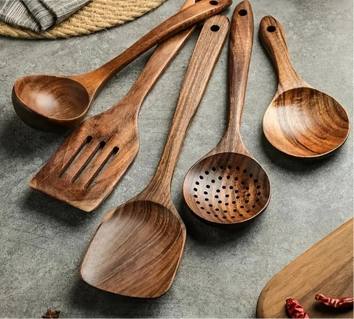 Robustes Teakholz Küchenhelfer Set, langlebiges Kochbesteck für nachhaltiges Kochen und Braten.