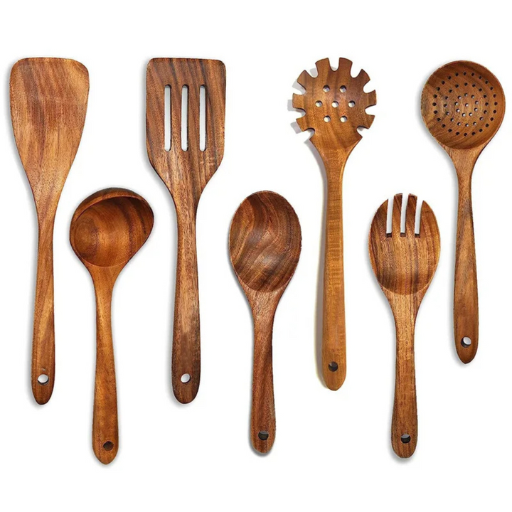 Komplettes Teakholz Küchenzubehör Set, essentielles Holzbesteck für langlebiges, stilvolles Kochen.