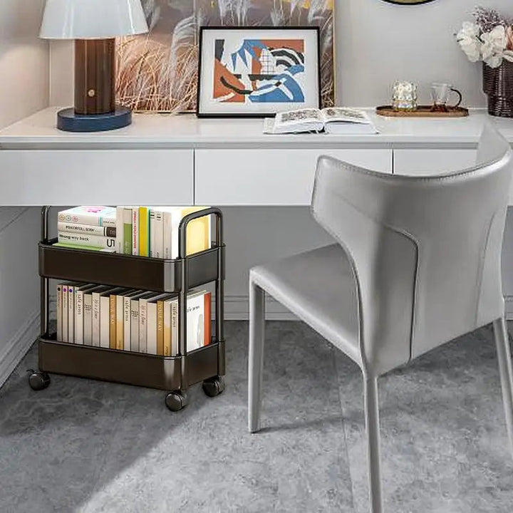 Moderner Bücherwagen Rollit in Gelb mit Rollen. Ideal als mobiles Bücherregal für Wohnzimmer oder Arbeitszimmer.