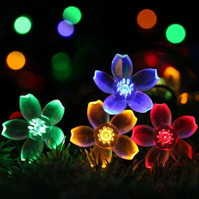 LED-Gartenlichterkette mit Pfirsichblüten für stimmungsvolles Licht auf Terrasse und Balkon.