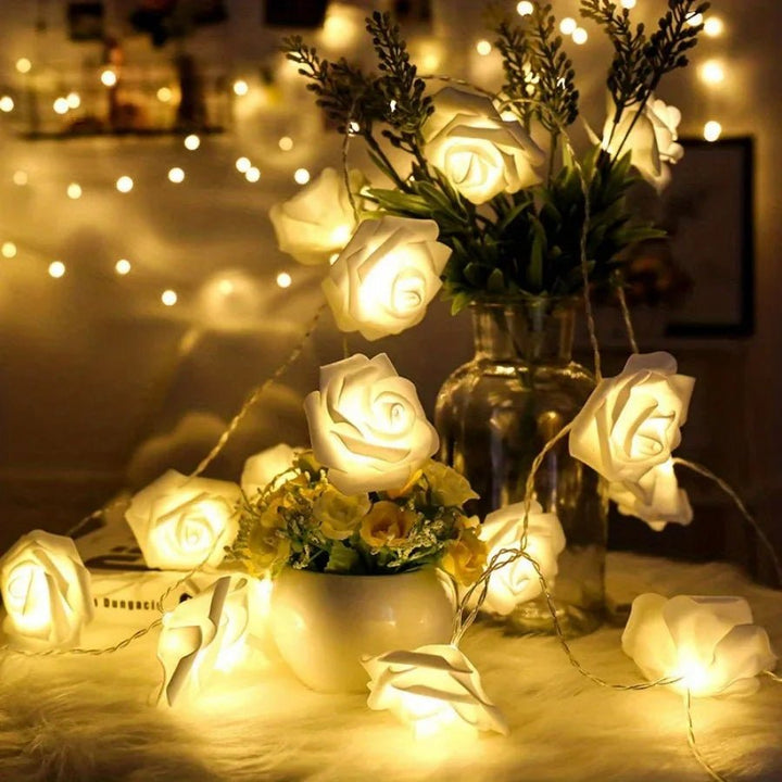Romantische Rosen LED Lichterkette als stimmungsvolle Dekoration für gemütliche Abende im Schlafzimmer.