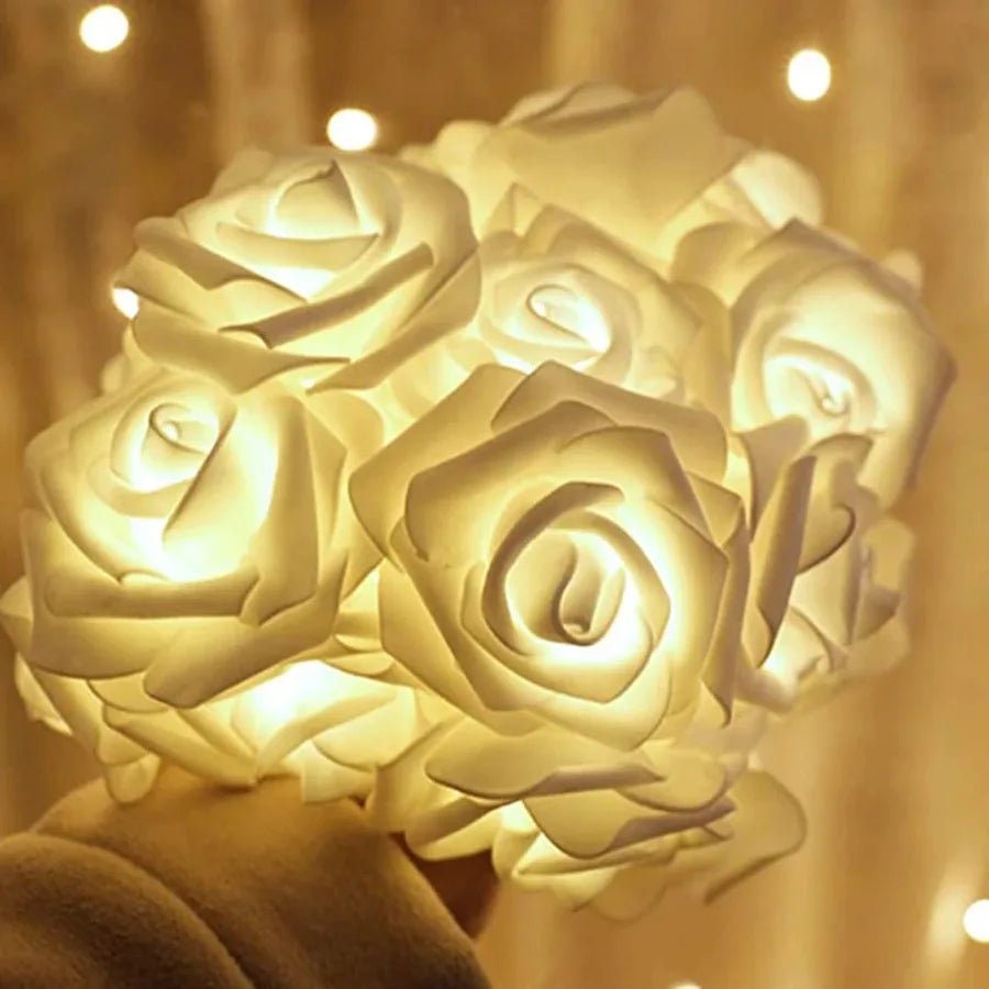 Detailaufnahme einer leuchtenden LED-Rose der romantischen Lichterkette, ideal für festliche Wohnkultur.