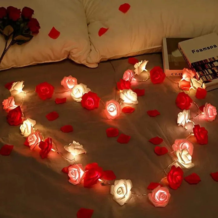 Romantische LED-Rosenlichterkette im Schlafzimmer, schafft warmes Ambiente, perfekt als Valentinstags-Geschenk.