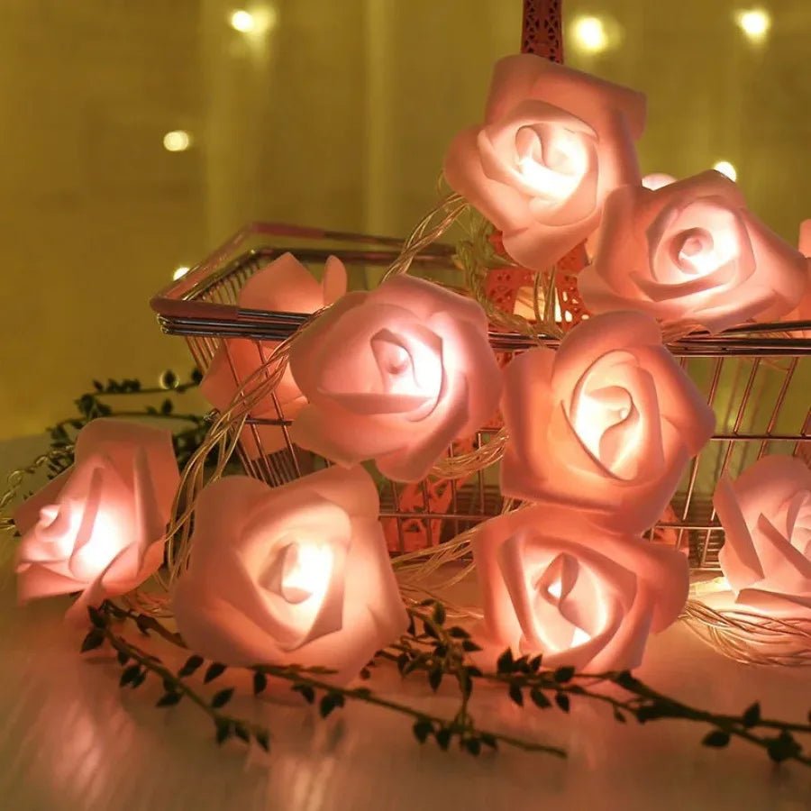 Dekorative LED-Rosenlichterkette um eine Vase gewickelt, als stimmungsvolles Blumenlicht für jeden Raum.