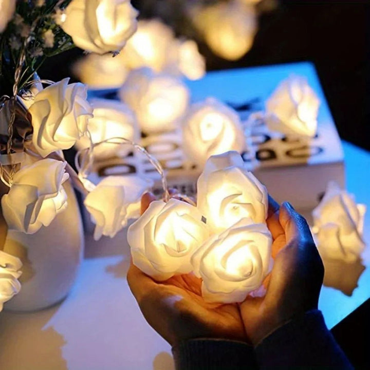 Warmer Glanz der Rosen LED Lichterkette, erzeugt gemütliches Stimmungslicht für entspannte Stunden zu Hause.