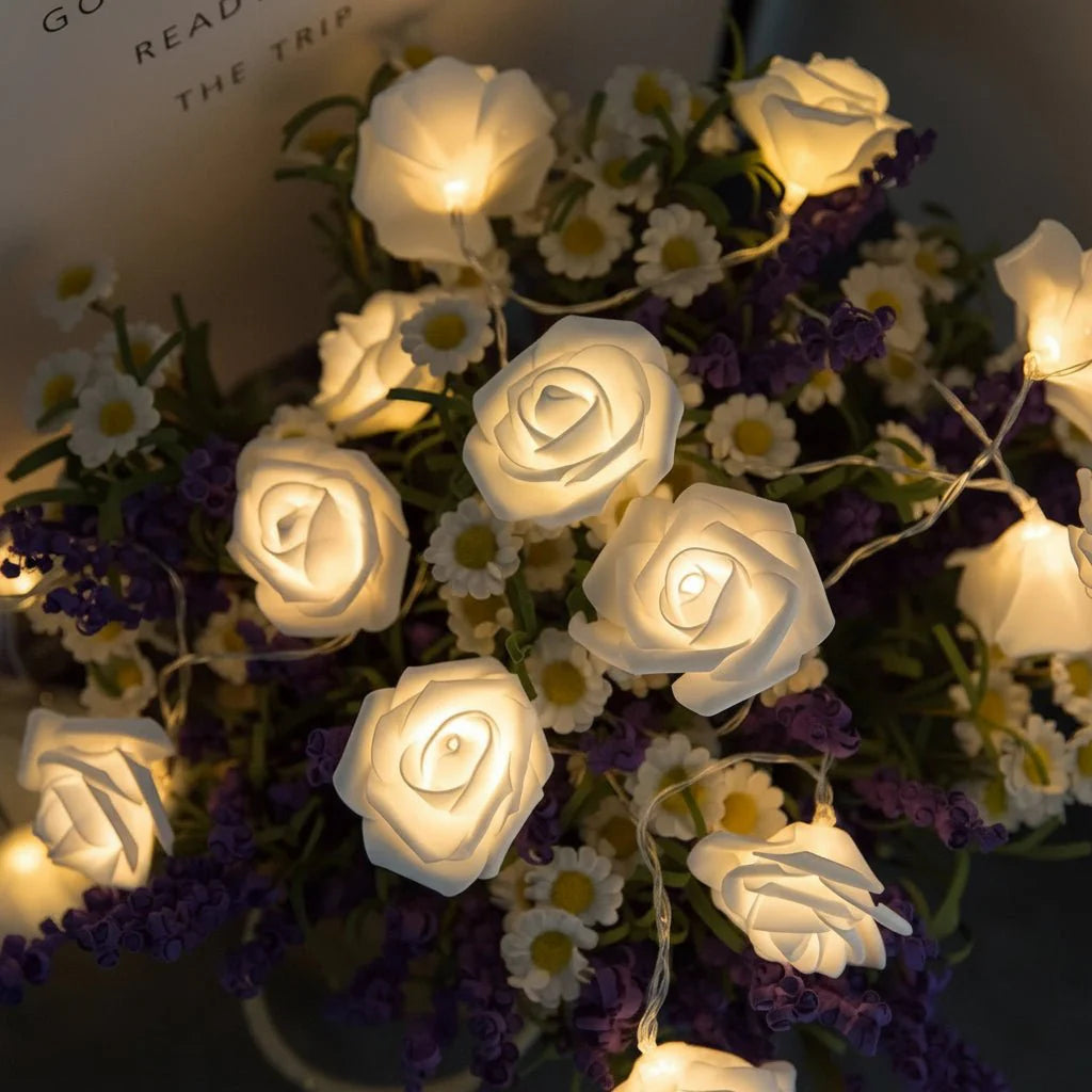 Romantische Rosen LED Lichterkette als perfektes Geschenk, schafft festliche Atmosphäre und wohnliche Wärme.