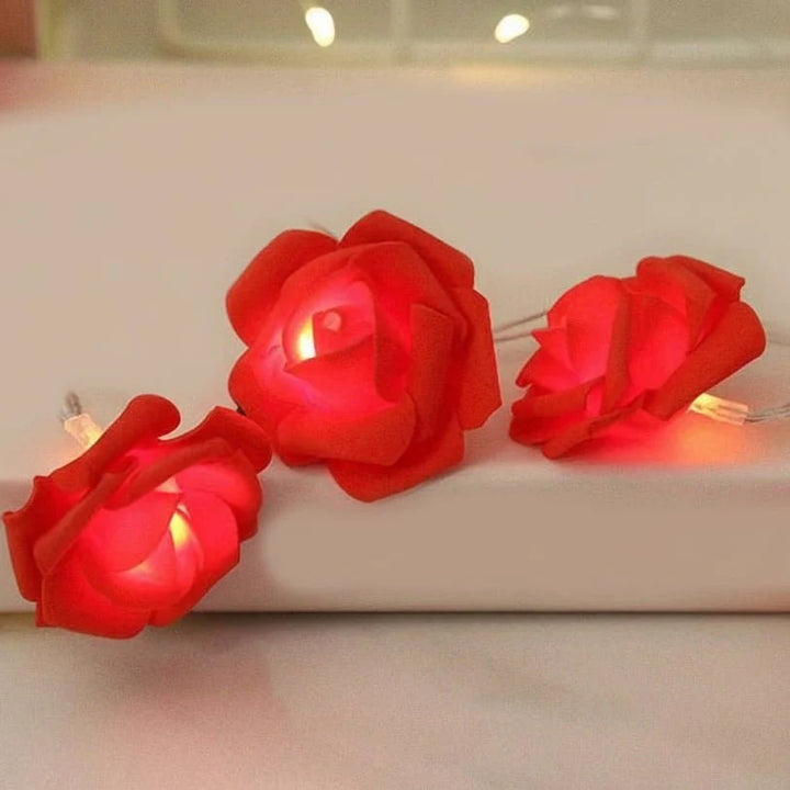 Vielseitige LED-Rosenlichterkette für Schlafzimmer, Wohnzimmer oder festliche Anlässe, zaubert romantisches Ambiente.