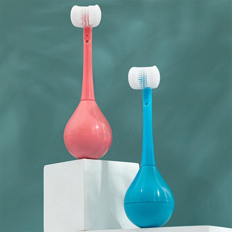 Set aus rosa und blauen Dreifach-Kinderzahnbürsten. Perfekte Geschenkidee für Kinder.