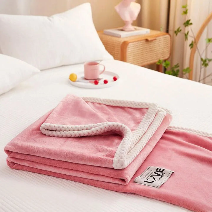 Elegante rosa Kuscheldecke aus Flanell-Fleece. Perfekt als Geschenkidee oder für entspannte Stunden im Bett.