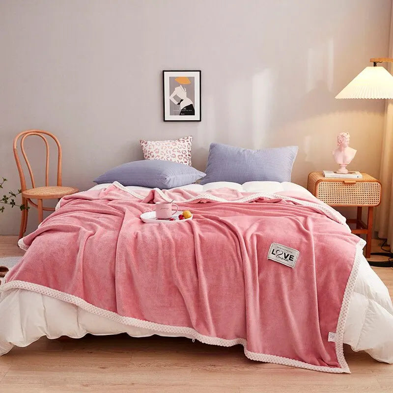 Luxuriöse, flauschige rosa Fleece-Decke aus Flanell. Sorgt für extra Wärme & Gemütlichkeit im Schlafzimmer.