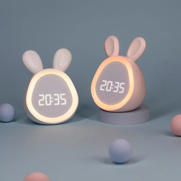Eleganter weißer Hasenwecker mit LED Nachtlicht, digital & dimmbar, eine schöne Deko fürs Kinderzimmer.