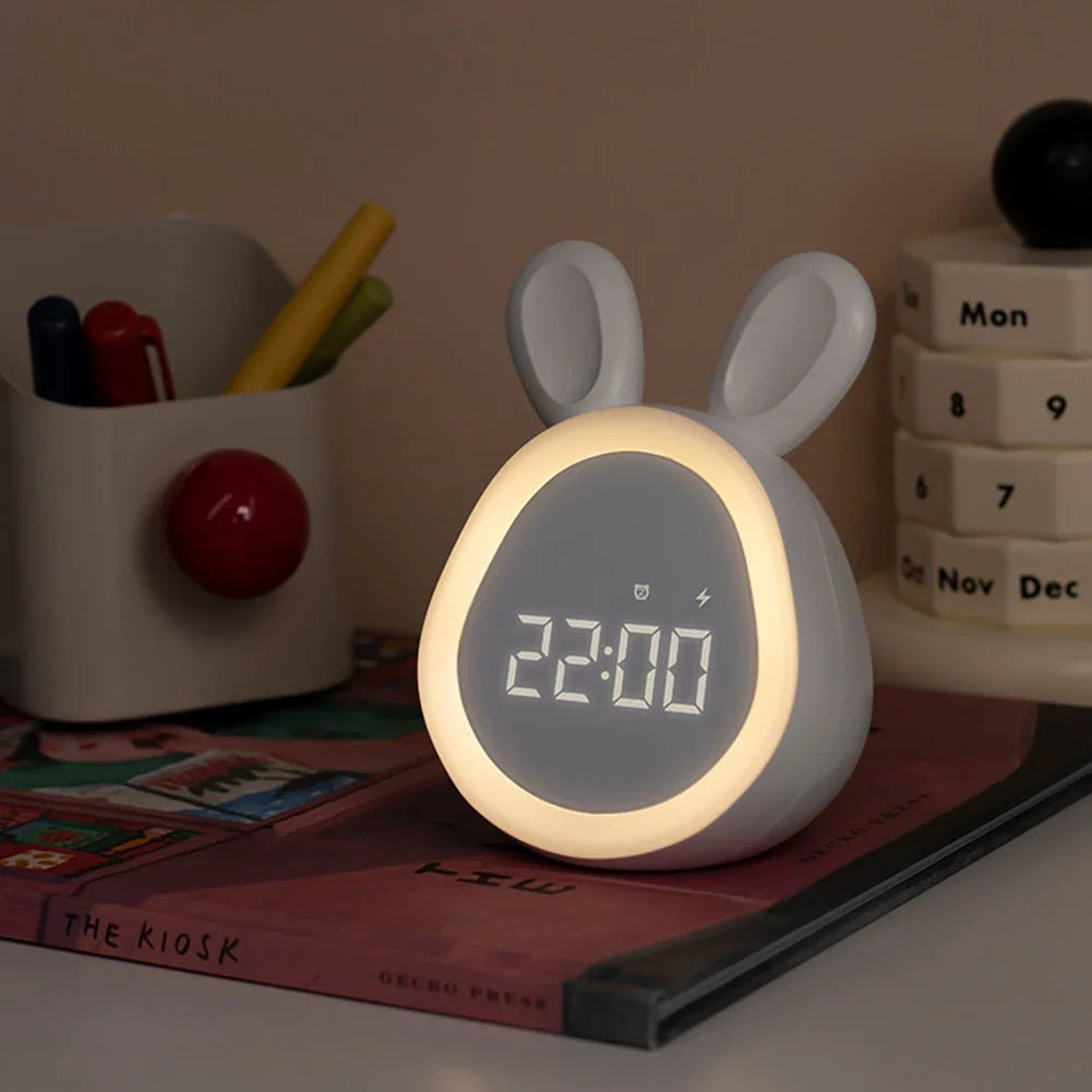 Kinder Hasenwecker BunniGlow mit LED Nachtlicht & digitaler Anzeige, ideal als Geschenk für Kinder.