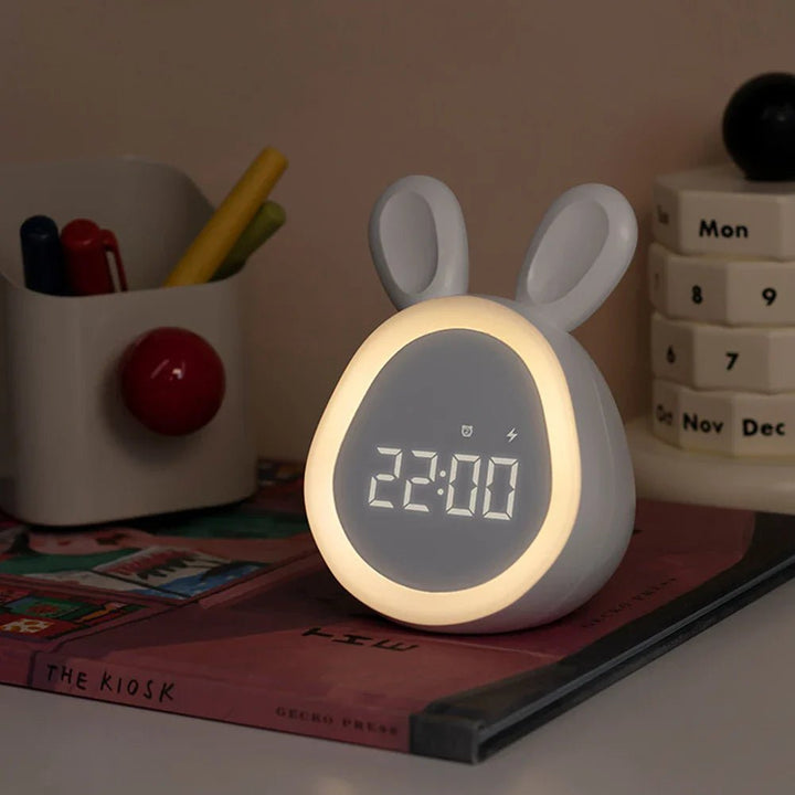Kinder Hasenwecker BunniGlow mit LED Nachtlicht & digitaler Anzeige, ideal als Geschenk für Kinder.