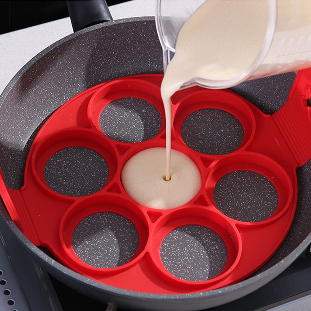 Rote Antihaft-Pfannkuchenpfanne für 7 Portionen mit Herz- & Kreisformen, ideal für kreative Frühstücksideen.