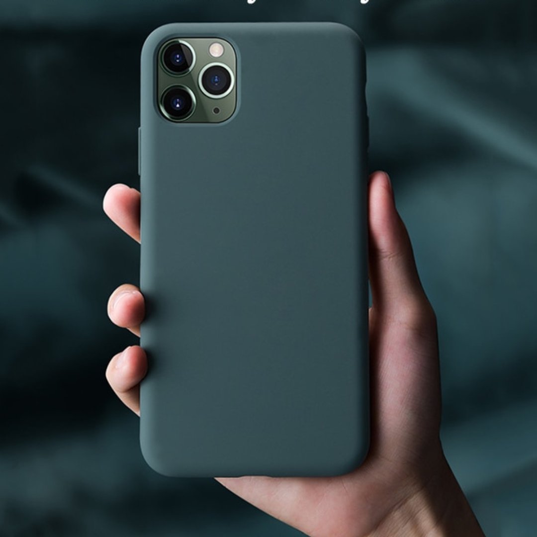 Rote Silikonhülle für iPhone 13. Slim Case bietet schlanken, stoßfesten Schutz.