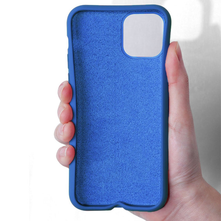 Weiche rote Silikonhülle für iPhone. Stoßfester Telefonschutz & rutschfestes Accessoire.