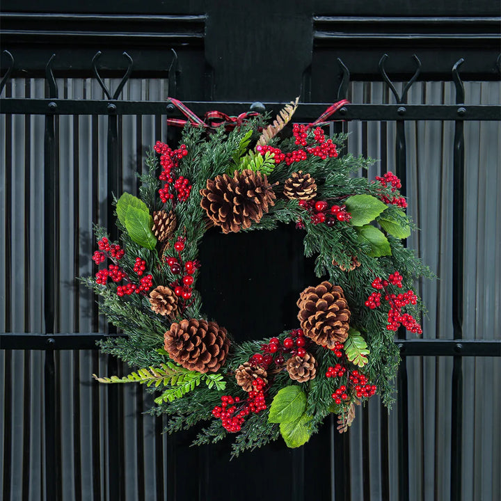 Festlicher Türkranz mit roten Beeren, 45cm. Ideale Winterdeko und weihnachtliche Stimmung für die Eingangstür.