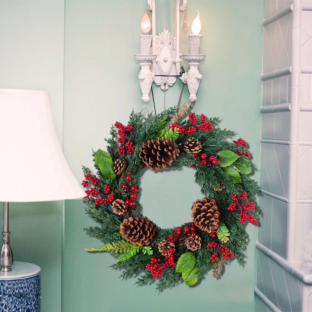 Stilvoller roter Beeren Weihnachtskranz, 45cm. Eine einladende festliche Deko für Tür und Innenbereich.