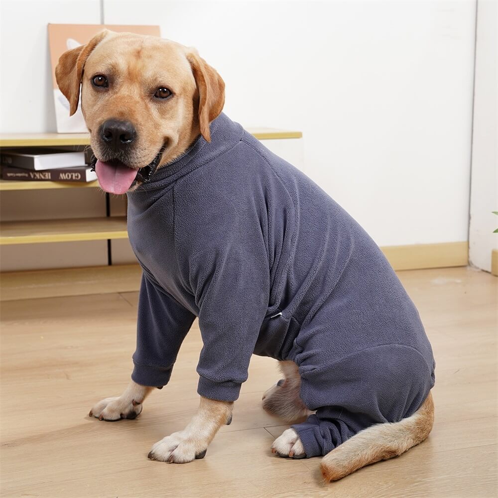 Großer Hund trägt gemütlichen roten Pyjama, ideale Nachtwäsche für Komfort & Wärme.
