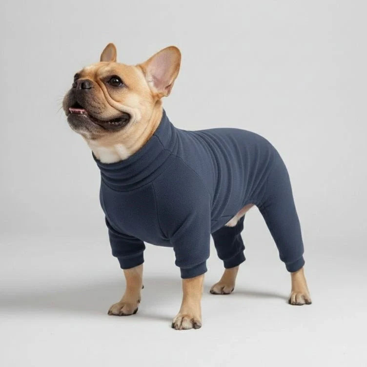 Großer Hund im roten Pyjama, entspannte Haustierkleidung für gemütliche Stunden.