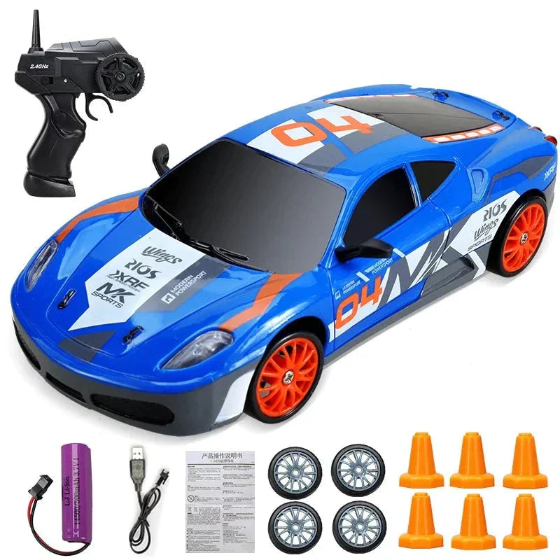 RC Auto "Mini Drifter" mit seiner Fernsteuerung, bereit für präzise Manöver.