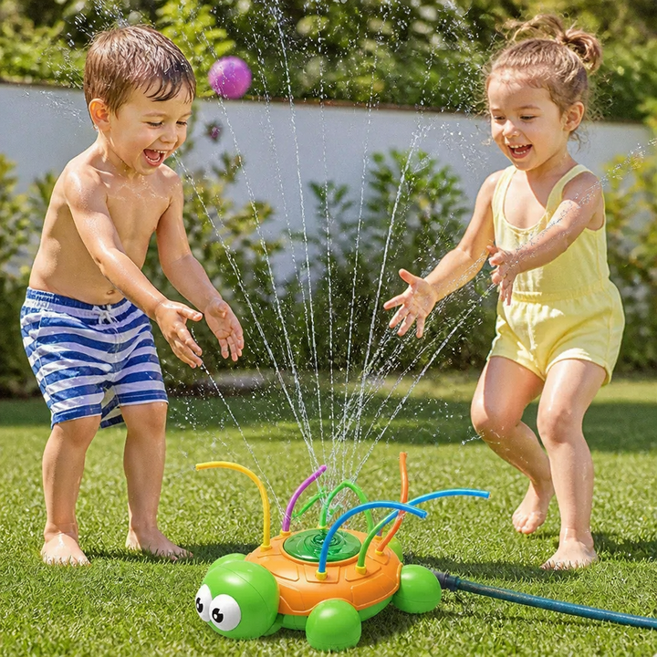 Rotierender Schildkröten-Sprinkler für Kinder, der im Sommer für Wasserspielspaß und Abkühlung im Garten sorgt.