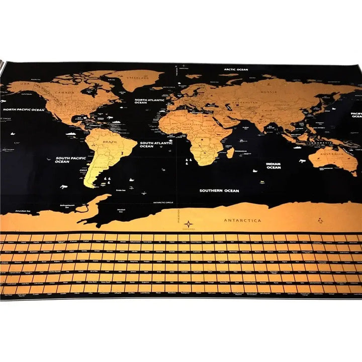 Goldene Scratch Map im Wohnzimmer: Dekorative Weltkarte zum Freirubbeln, perfekt als Wanddekoration & Erinnerung an Reisen.