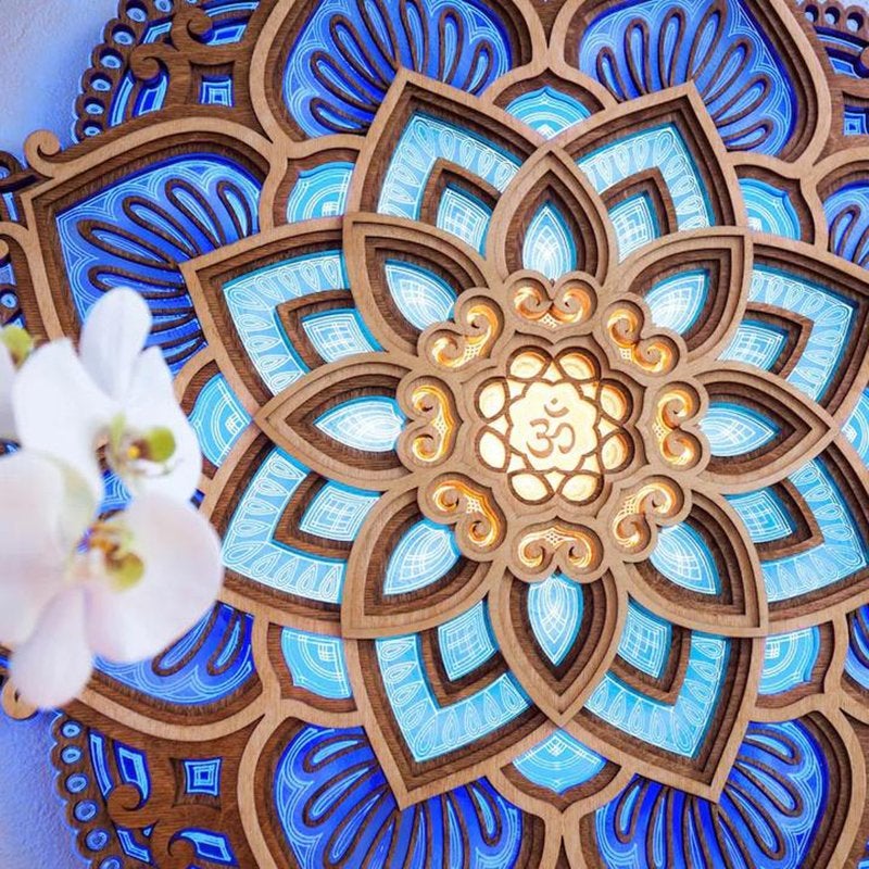 Nahaufnahme der ZenAura Meditationslampe, erzeugt eine warme Wohlfühlatmosphäre.