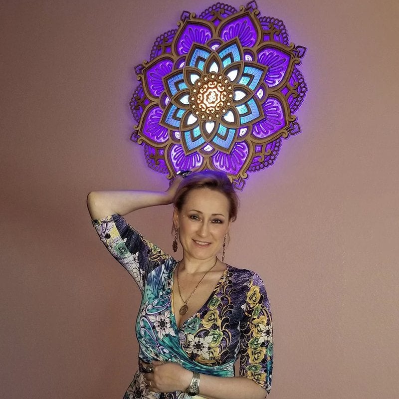 ZenAura Meditationslampe von schräg oben, erzeugt sanftes Licht für tiefe Entspannung.