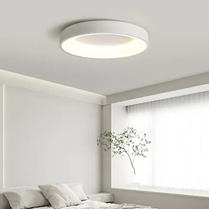 Schlichte, runde LED Deckenleuchte aus Aluminium, minimalistisch. Vielseitig einsetzbar als Innenbeleuchtung.
