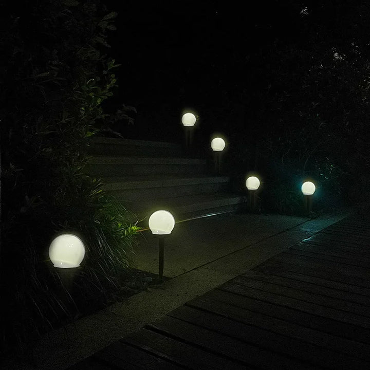 Wetterfeste runde Außenleuchte mit LED-Technik, solarbetrieben für umweltfreundliche Gartendeko.