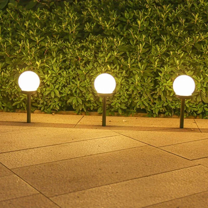 Dekorative LED-Solarlampe für den Garten. Schafft angenehmes Ambiente auf Wegen und im Beet.