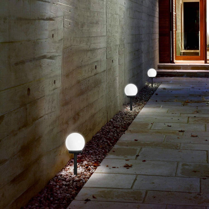 Automatisierte runde LED-Außenleuchte. Solarenergie-betrieben, keine Kabel, einfache Installation.