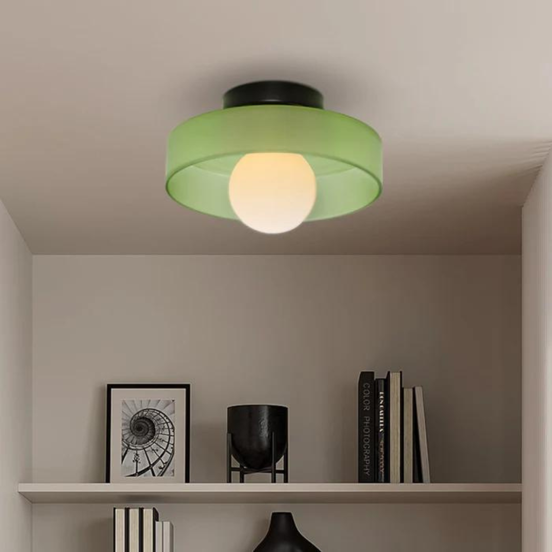 Stilvolle Glas-Deckenleuchte rund, akzentuiert moderne Wohnzimmer-Einrichtung.