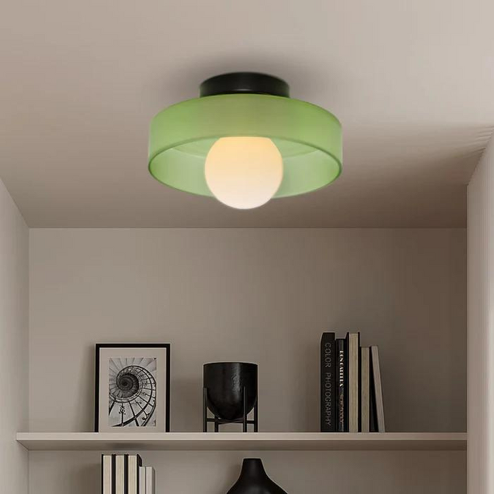 Stilvolle Glas-Deckenleuchte rund, akzentuiert moderne Wohnzimmer-Einrichtung.