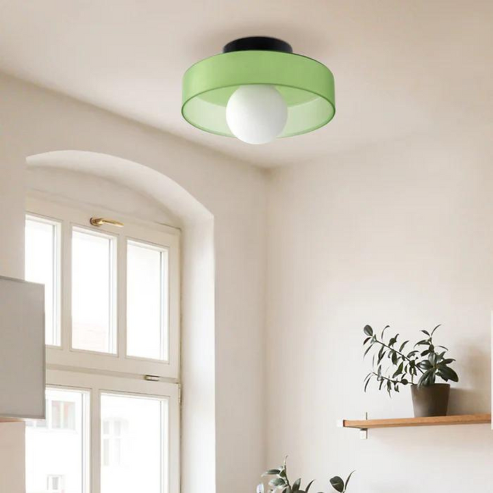 Runde Deckenleuchte mit Glasabdeckung, modernes Design für stilvolles Ambiente.