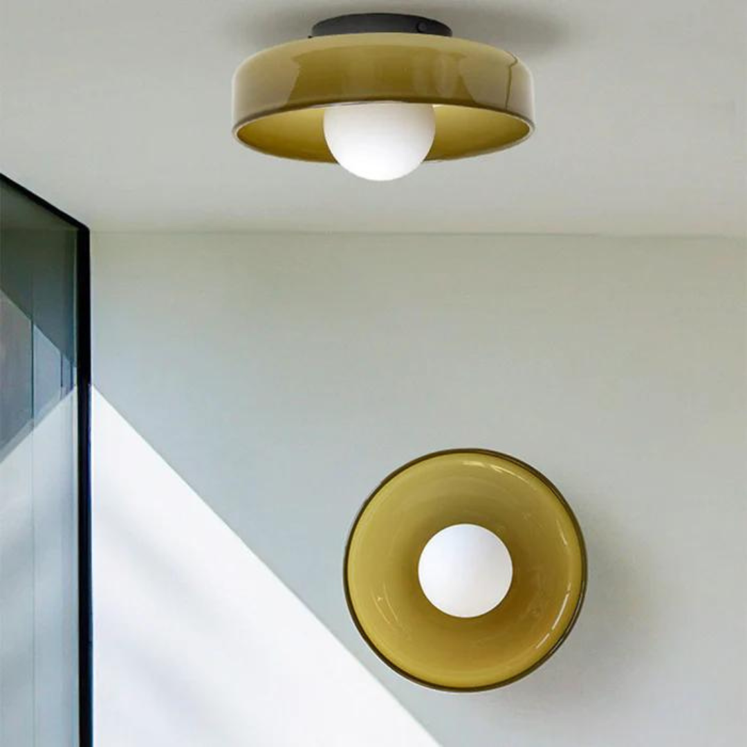 Edle runde Glas-Deckenleuchte, perfekt für ein modernes Wohnzimmer-Ambiente.