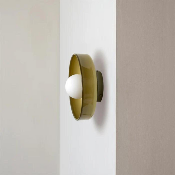 Moderne runde Glaslampe für die Decke, ideal für minimalistische Inneneinrichtung.