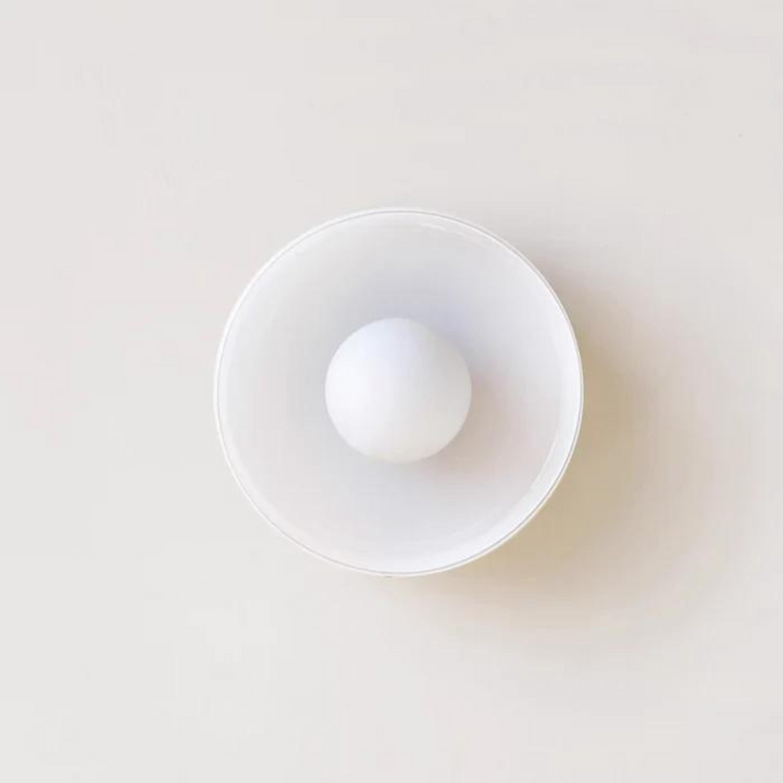 Elegante runde Glas-Deckenleuchte, moderne Flurbeleuchtung mit Stil.