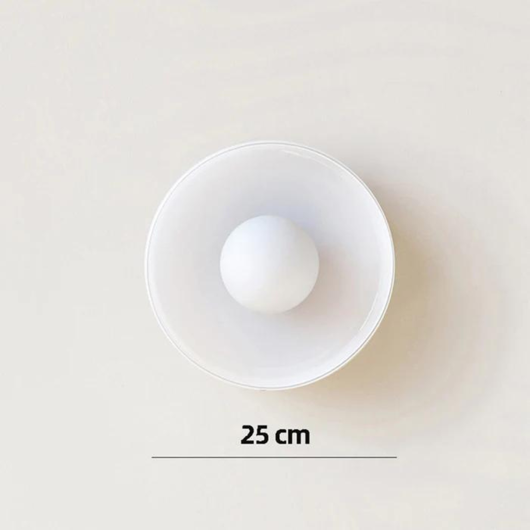 Moderne runde Deckenleuchte aus Glas, fügt sich perfekt in jede Inneneinrichtung ein.