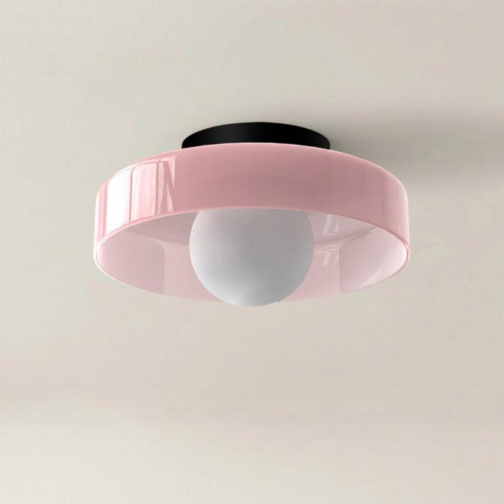 Elegante runde Deckenlampe aus Glas, schafft eine gemütliche Atmosphäre im Flur.