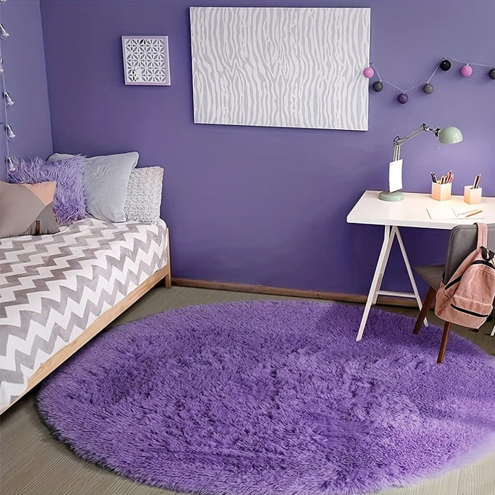 Dicker, flauschiger Clouda Teppich. Runder Designer-Teppich für eine luxuriöse Wohnzimmer-Deko.
