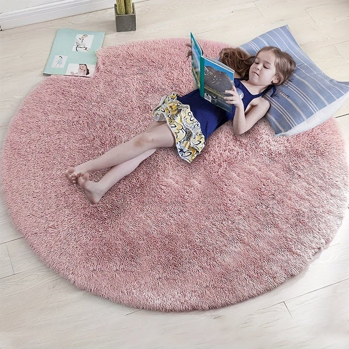 Gemütlicher Clouda Rundteppich, flauschig & wärmend. Perfekt für entspannte Stunden im Schlafzimmer.