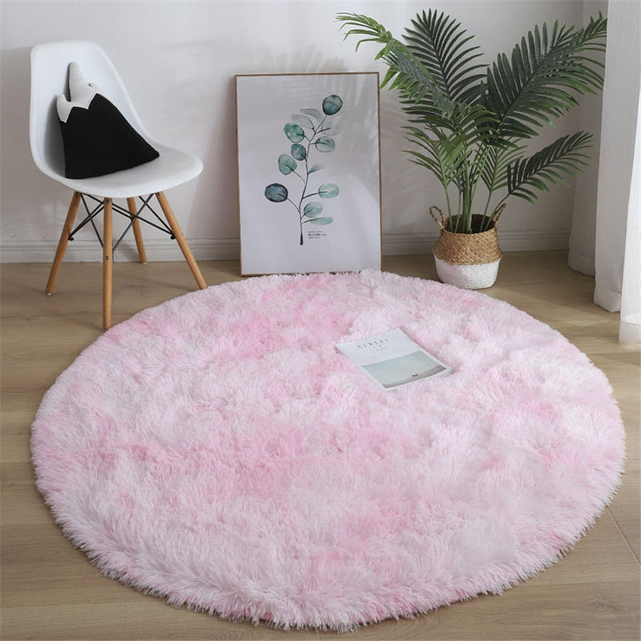 Moderner runder Teppich, flauschig. Gemütlicher Polyesterteppich als Highlight im Wohnzimmer.