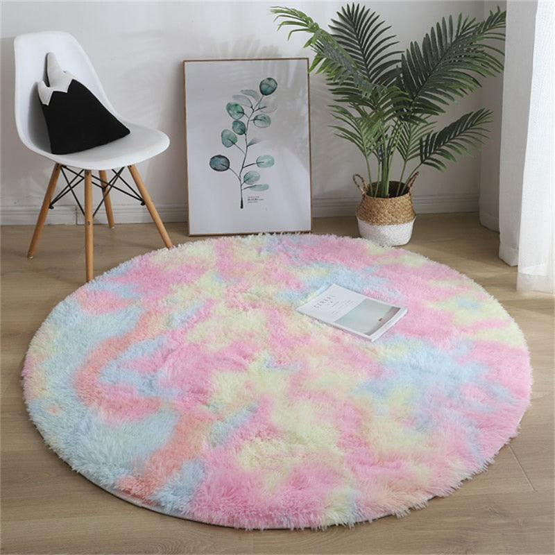 Runder Teppich, flauschig und gemütlich. Weicher Polyesterteppich mit stilvollem Design.