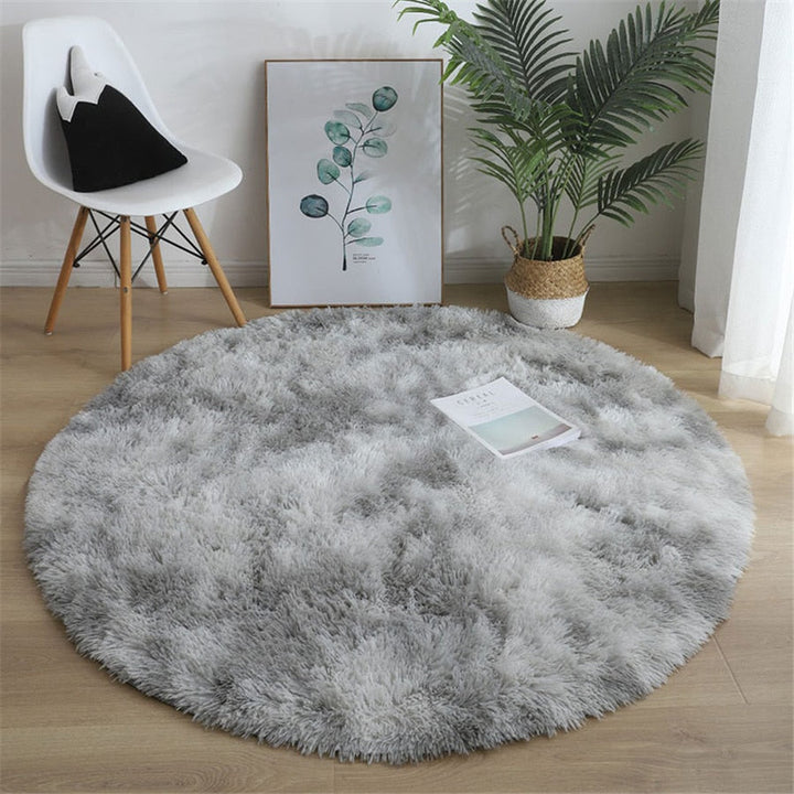 Hochfloriger runder Teppich, flauschig weich. Eine moderne und warme Wohndekoration.
