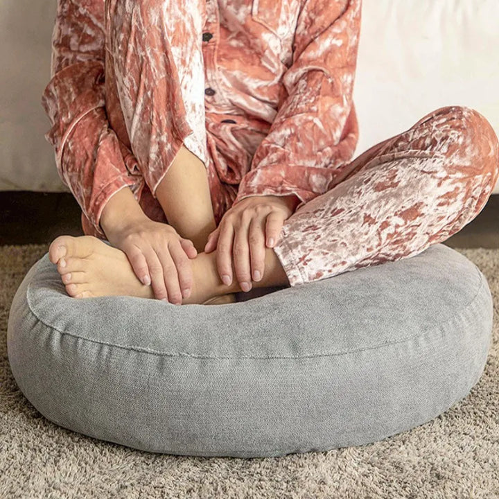 Hochwertiges ZenCushion Rundkissen, handgefertigt, für gemütliche Atmosphäre im Wohnzimmer & Schlafzimmer.